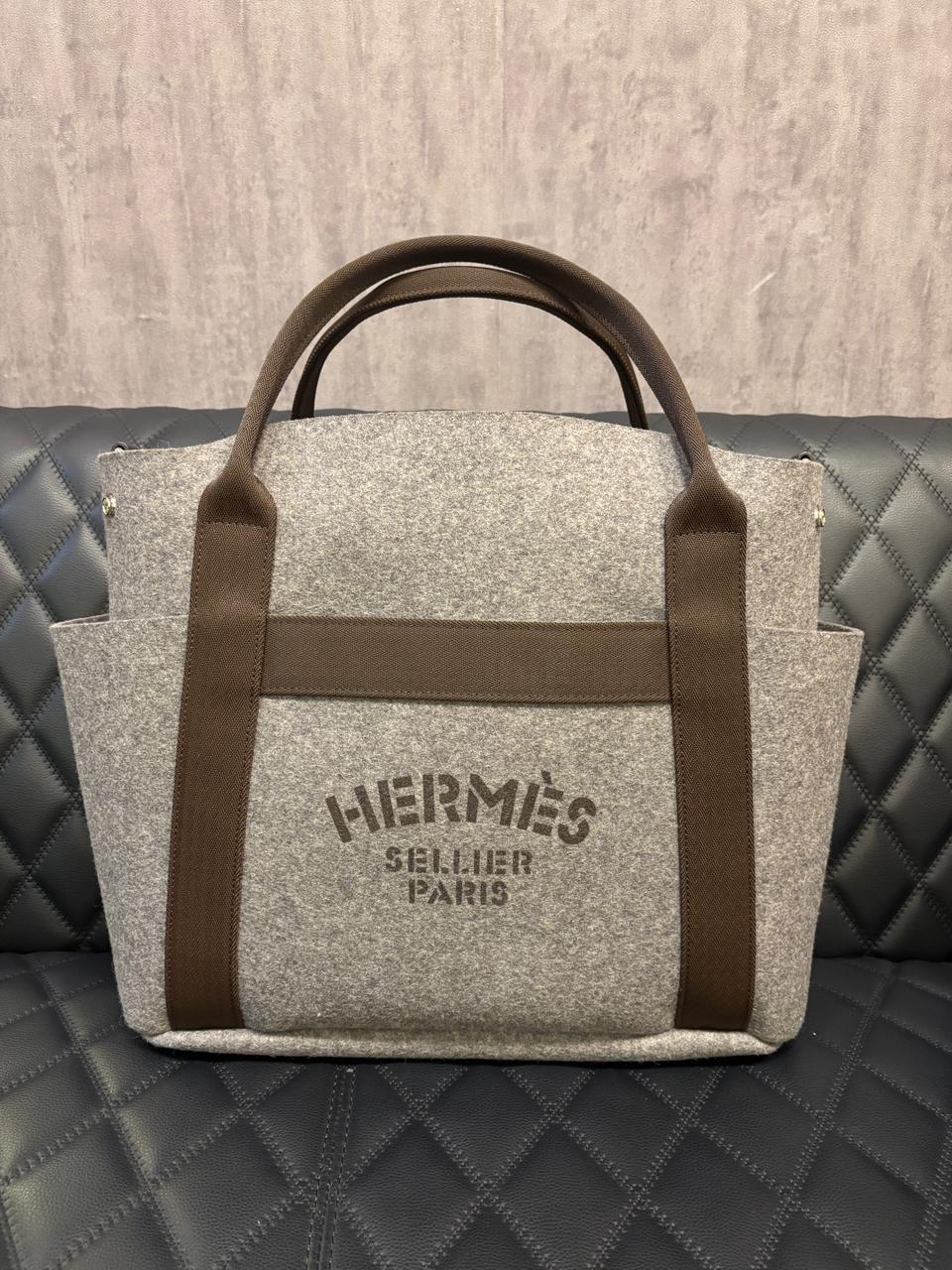 2020 Sac de toilettage en feutre Hermes en vente 12