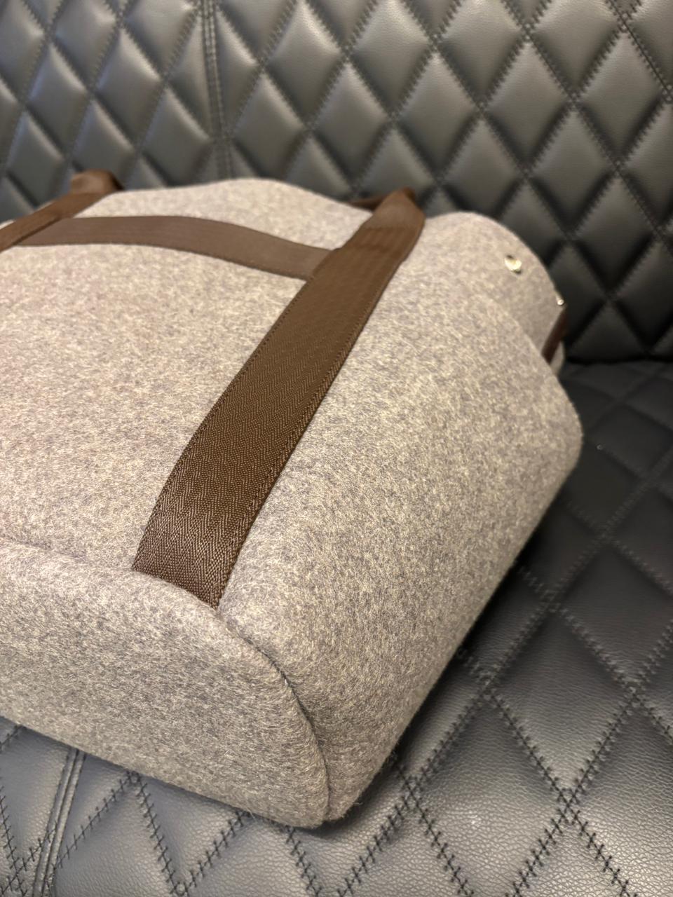 2020 Sac de toilettage en feutre Hermes en vente 14