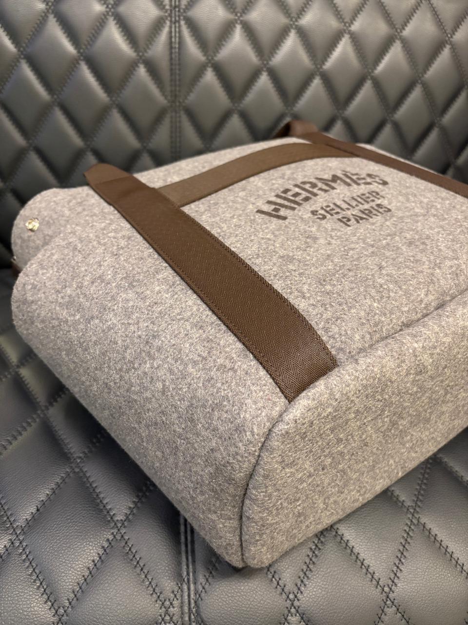 2020 Sac de toilettage en feutre Hermes en vente 15