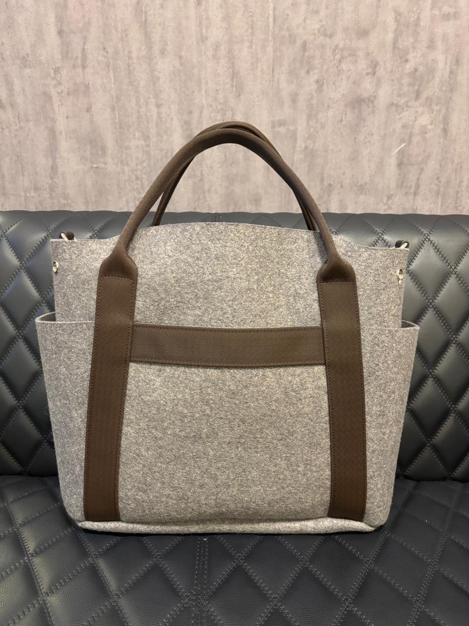 2020 Sac de toilettage en feutre Hermes en vente 3