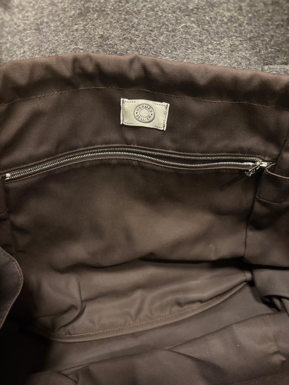 2020 Sac de toilettage en feutre Hermes en vente 4