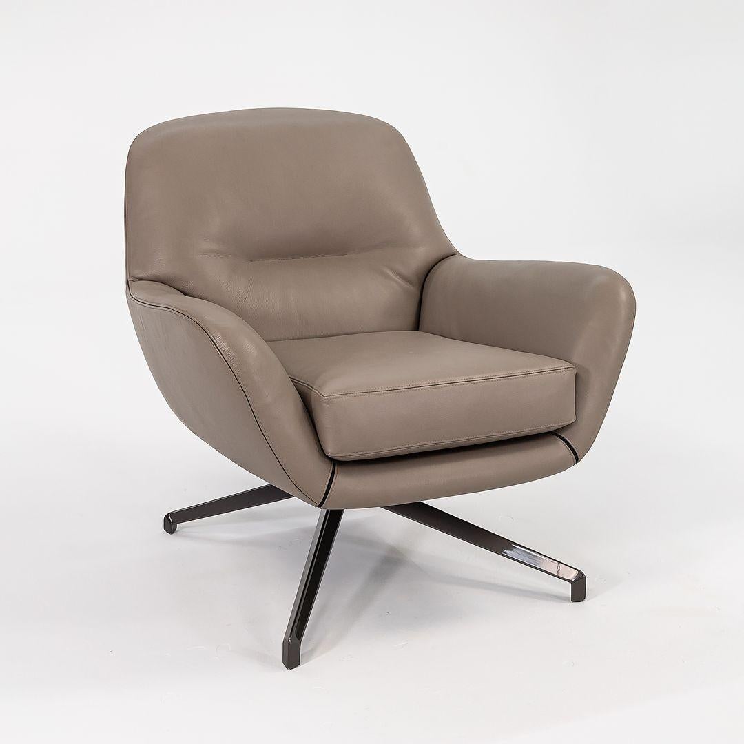 Dies ist ein Jensen Swivel Lounge Chair, ursprünglich entworfen von Rodolfo Dordoni für Minotti im Jahr 2011. Dieses besondere Beispiel stammt aus dem Jahr 2020. Er verfügt über ein drehbares Gestell aus Aluminiumdruckgussrohren in Rotgussoptik und
