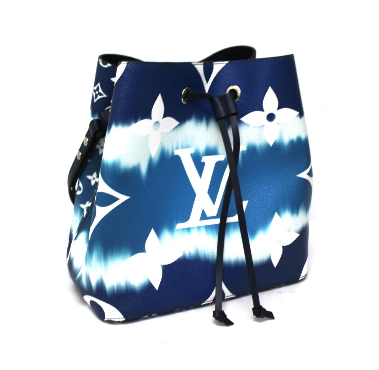 Fabulous Louis Vuitton bag made in the new Monogram Escale canvas in shades of blue and white with silver hardware. Closure with laces, internally quite roomy and equipped with a zip pocket.
The bag is equipped with a removable leather shoulder