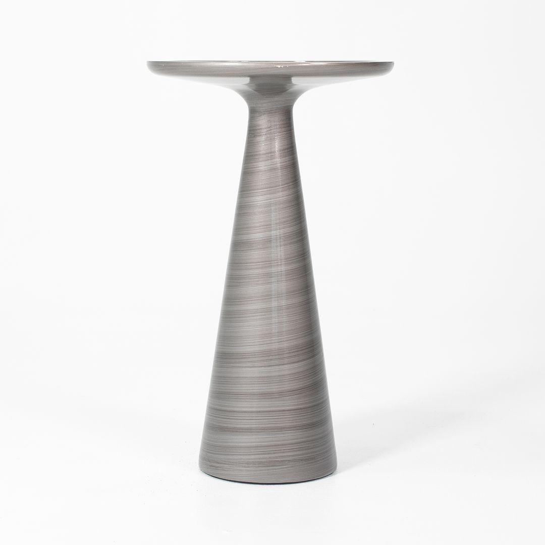 Il s'agit des tables Up&Up Addie, conçues et fabriquées par Mitchell Gold et Bob Williams. Ces exemples particuliers ont été produits aux États-Unis C.C. 2020. Les tables sont composées d'un plateau en verre et d'une base en résine de couleur étain.
