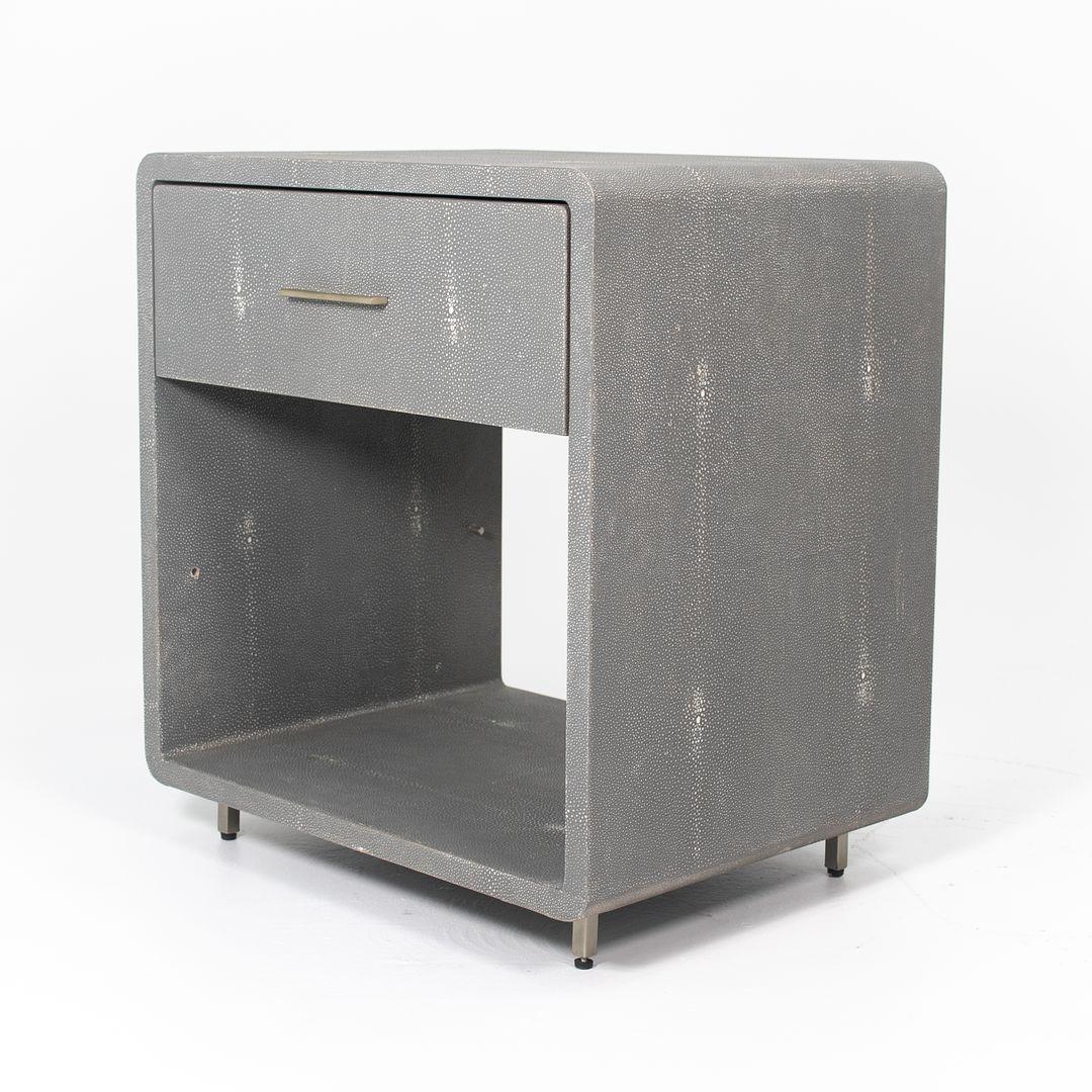 2020 Pareja de Mesillas de Noche Interlude Home Alma Tapizadas en Piel Gris en venta 5