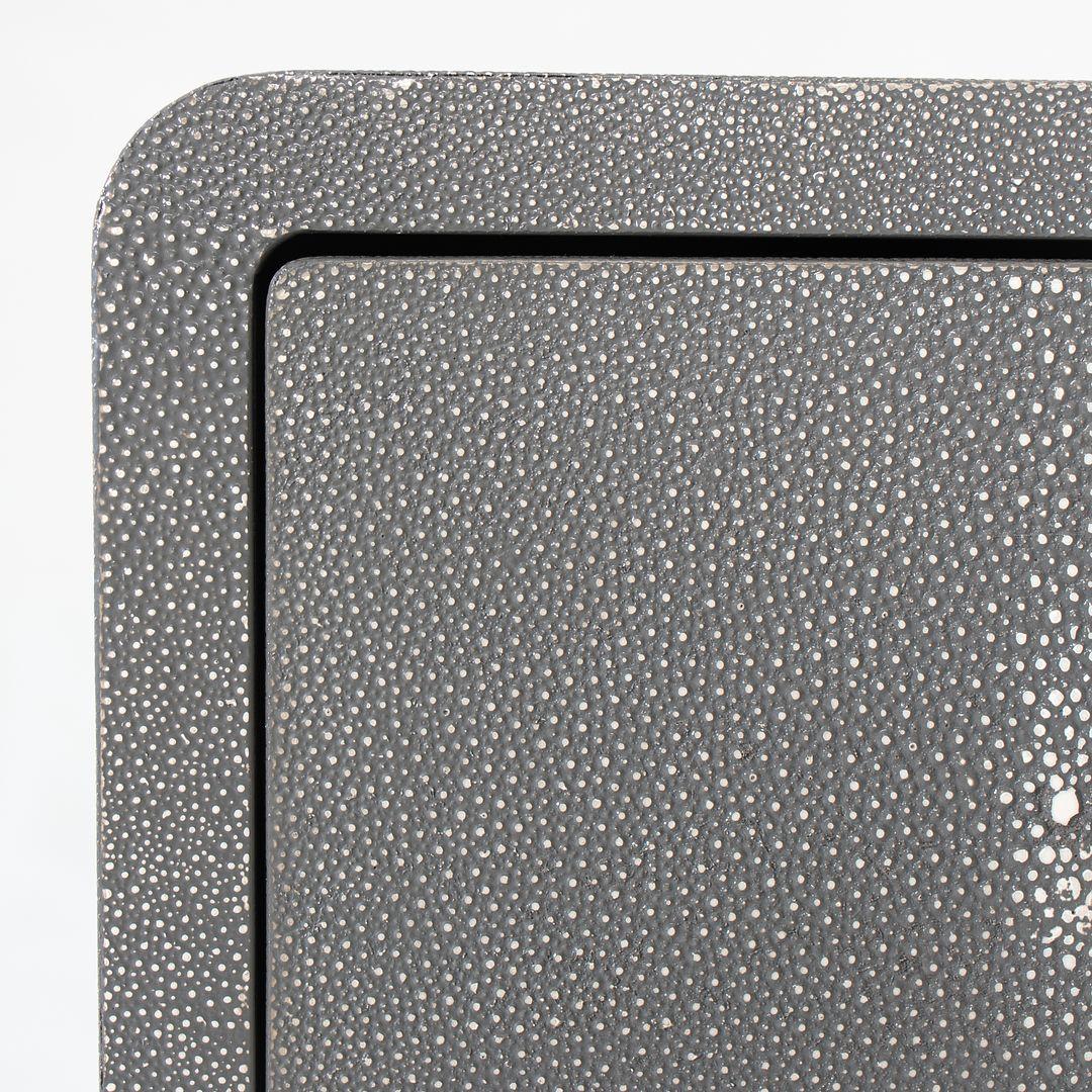 Se trata de un par de cómodas Alma, diseñadas y producidas por Interlude Home. Estos ejemplares en concreto se fabricaron en 2020. Se componen de madera, imitación de lino y metal. El precio indicado incluye las dos mesillas de noche, que se venden