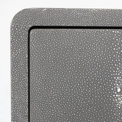 2020 Paire de tables de chevet Alma d'Interlude Home revêtues de cuir gris