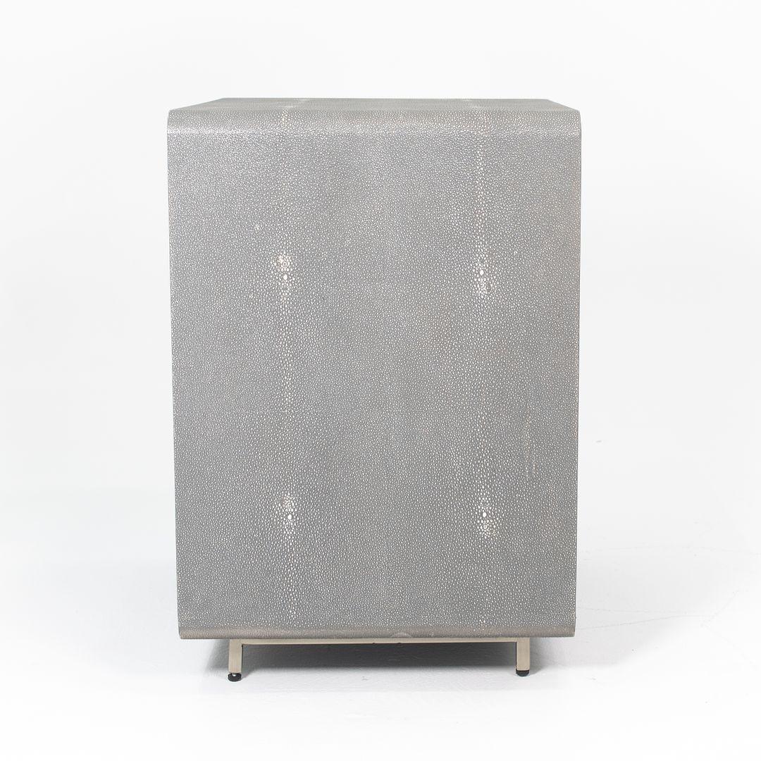 2020 Pareja de Mesillas de Noche Interlude Home Alma Tapizadas en Piel Gris Madera en venta