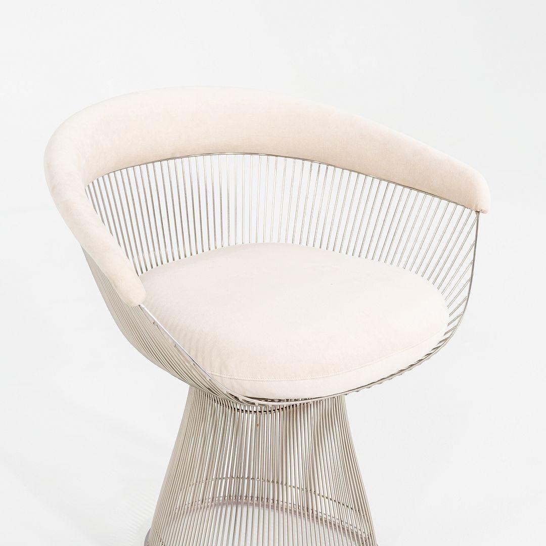 Il s'agit d'une paire de chaises à bras Platner, conçues à l'origine par Warren Platner en 1962. Ces exemples particuliers ont été produits par Knoll aux États-Unis en 2020. Les chaises sont composées d'un cadre en fil d'acier et d'une coque en