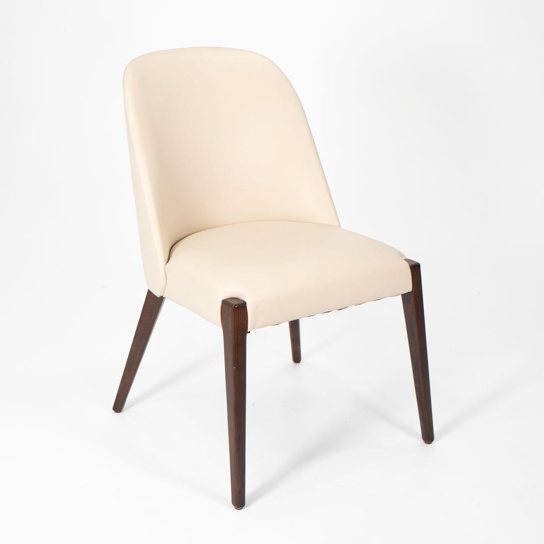 Set aus fünf Alecia-Esszimmerstühlen Interlude Home aus Massivholz und weißem Leder, 2020 im Angebot 4