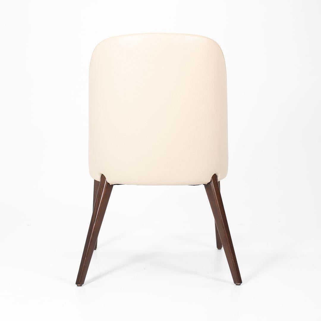 Set aus fünf Alecia-Esszimmerstühlen Interlude Home aus Massivholz und weißem Leder, 2020 (Moderne) im Angebot