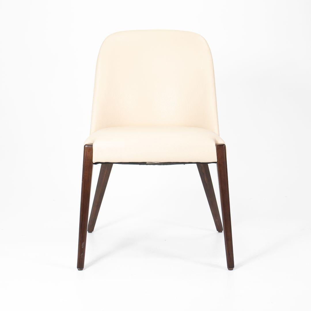 Set aus fünf Alecia-Esszimmerstühlen Interlude Home aus Massivholz und weißem Leder, 2020 (Unbekannt) im Angebot