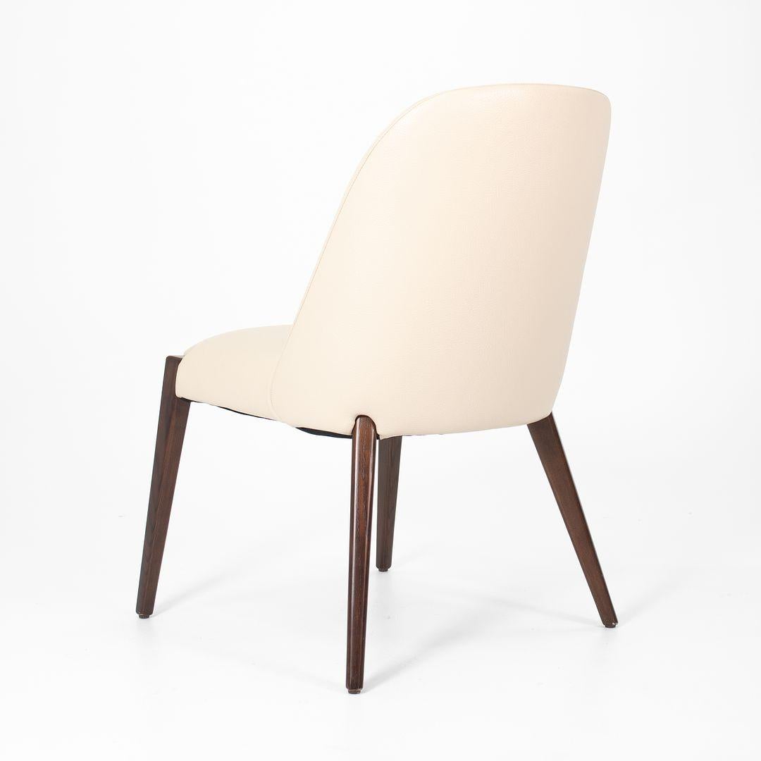 Set aus fünf Alecia-Esszimmerstühlen Interlude Home aus Massivholz und weißem Leder, 2020 (21. Jahrhundert und zeitgenössisch) im Angebot