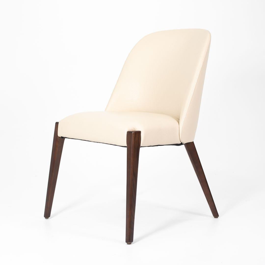 Set aus fünf Alecia-Esszimmerstühlen Interlude Home aus Massivholz und weißem Leder, 2020 im Angebot 1
