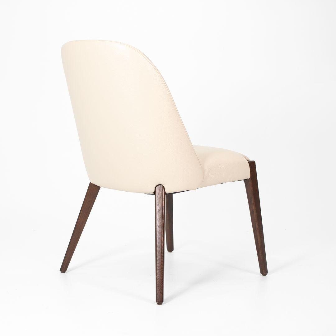 Set aus fünf Alecia-Esszimmerstühlen Interlude Home aus Massivholz und weißem Leder, 2020 im Angebot 3