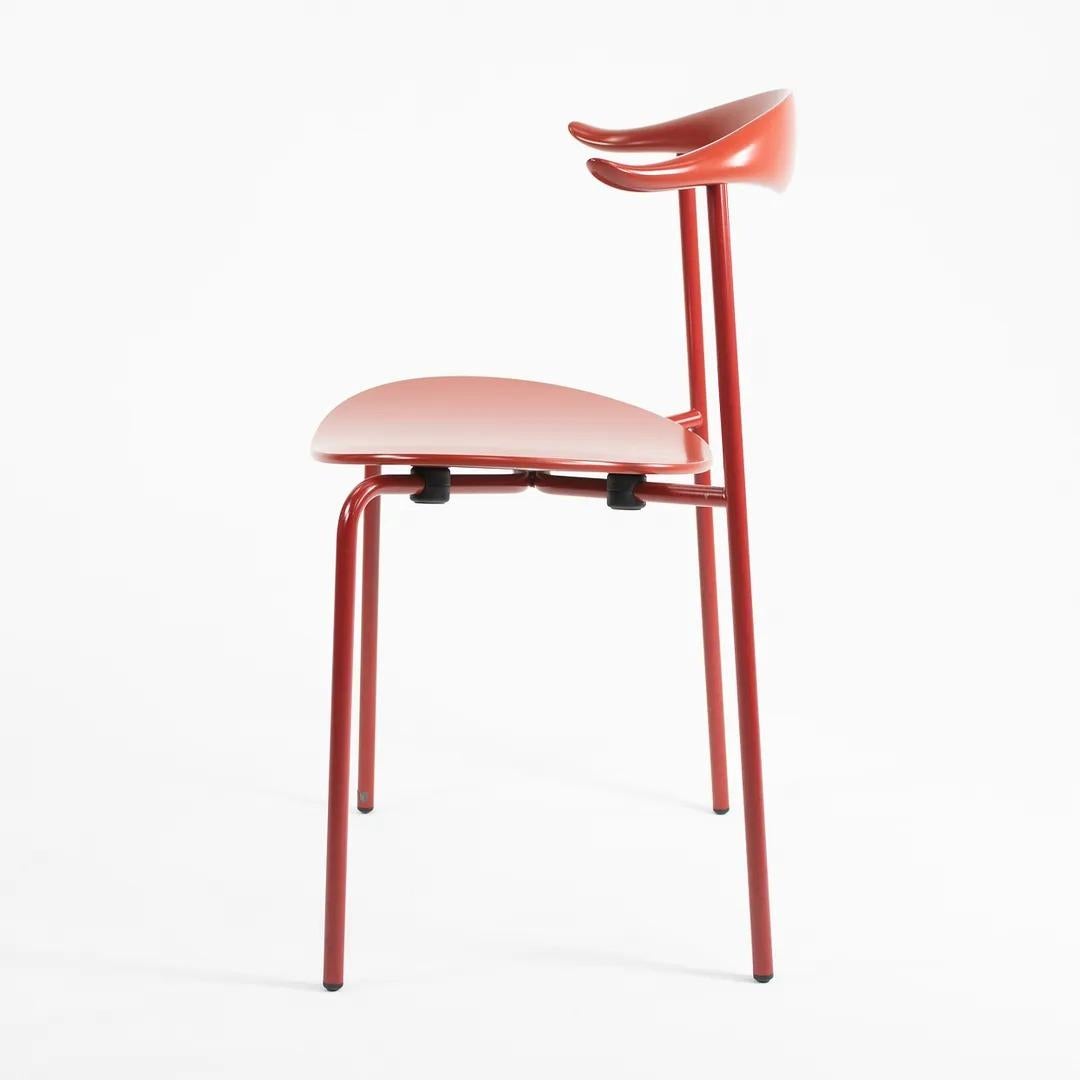 Dies ist ein Satz von vier CH88T Esszimmerstühlen mit einem rot pulverbeschichteten Stahlrahmen, einer Rückenlehne aus Buche und einem Sitz aus Sperrholz. Die Stühle wurden von Hans Wegner entworfen und von Carl Hansen & Son in Dänemark hergestellt.