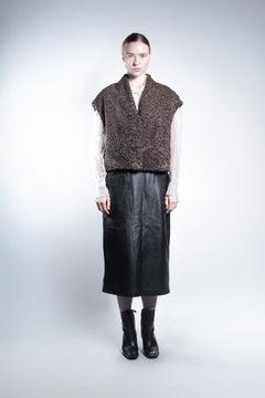 2020 Chaleco de piel de astracán suizo marrón rojizo Les Fourrures Atelier Boutique Genève