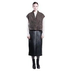 2020 Chaleco de piel de astracán suizo marrón rojizo Les Fourrures Atelier Boutique Genève