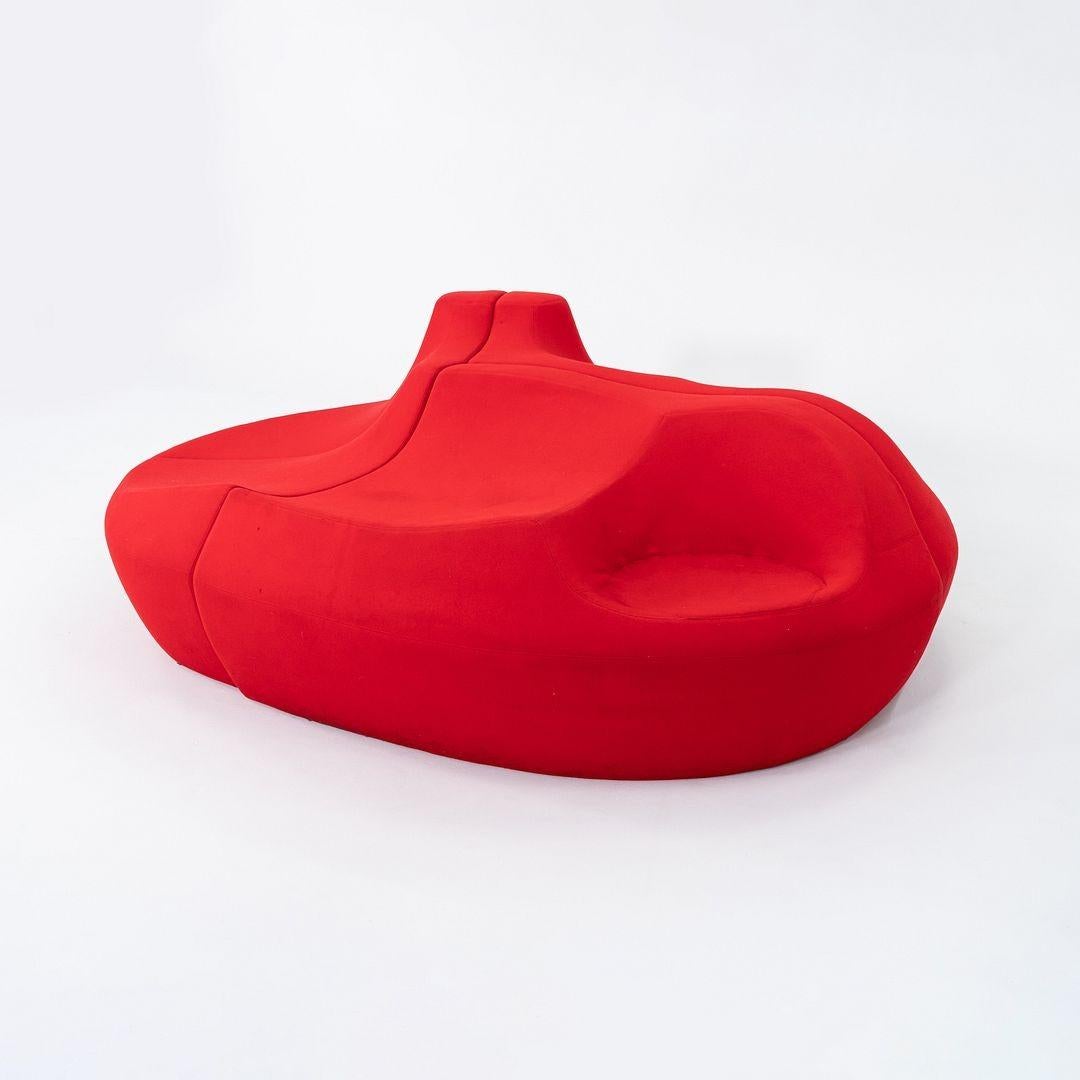 Il s'agit d'un canapé trois pièces Saruyama Island, conçu à l'origine par Toshiyuki Kita en 1989. Cet exemple particulier a été produit par Moroso en Italie en 2020. Le canapé est composé d'un cadre en acier, d'une base en bois et est tapissé d'un