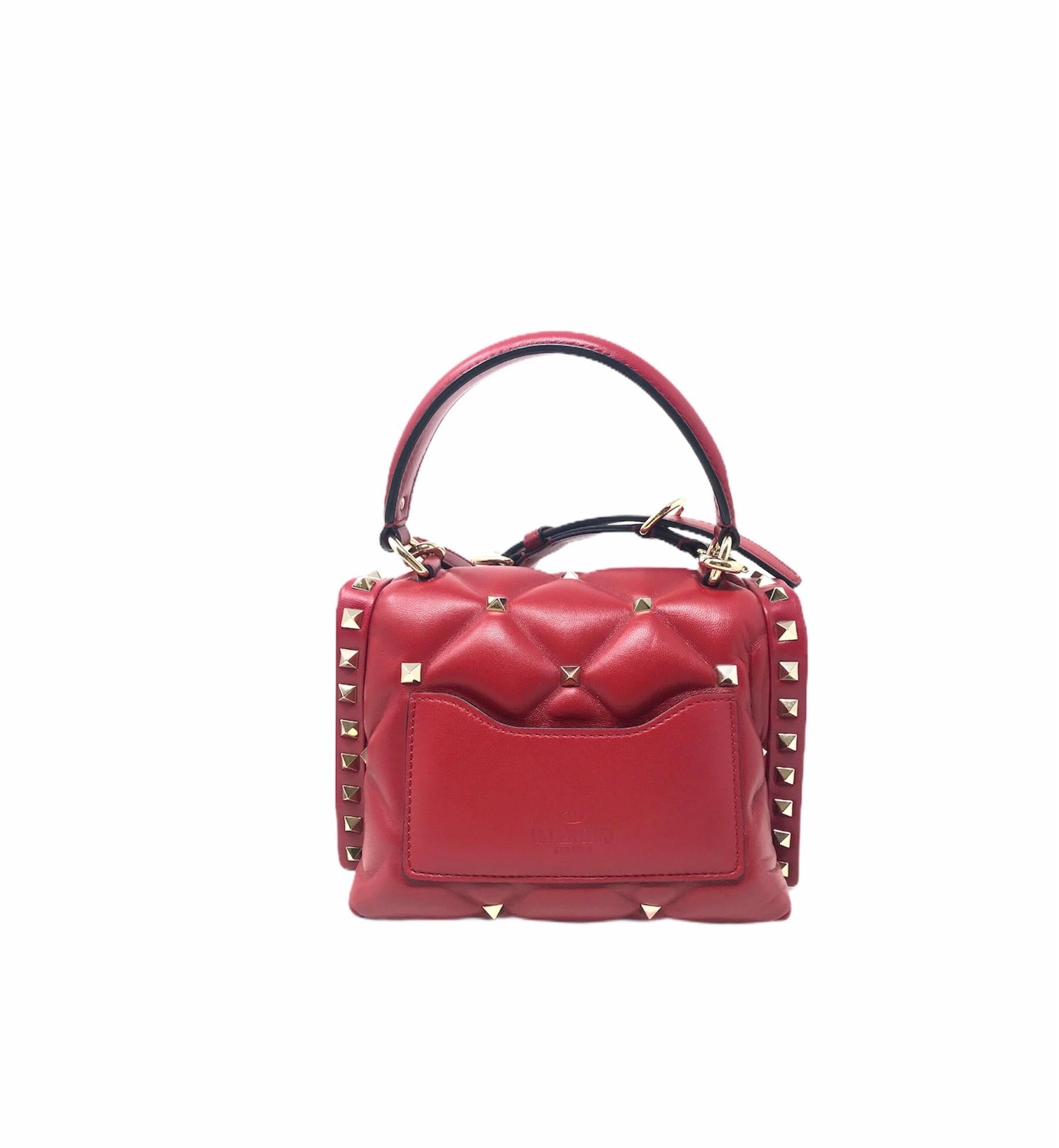 Valentino Garavani Candystud handbag in red soft lamb nappa surrounded by a profile of platinum studs. Tufted diamond pattern decorated with iconic studs.
- Studs and metal parts platinum finish
- Swivel closure covered in leather
- Adjustable and