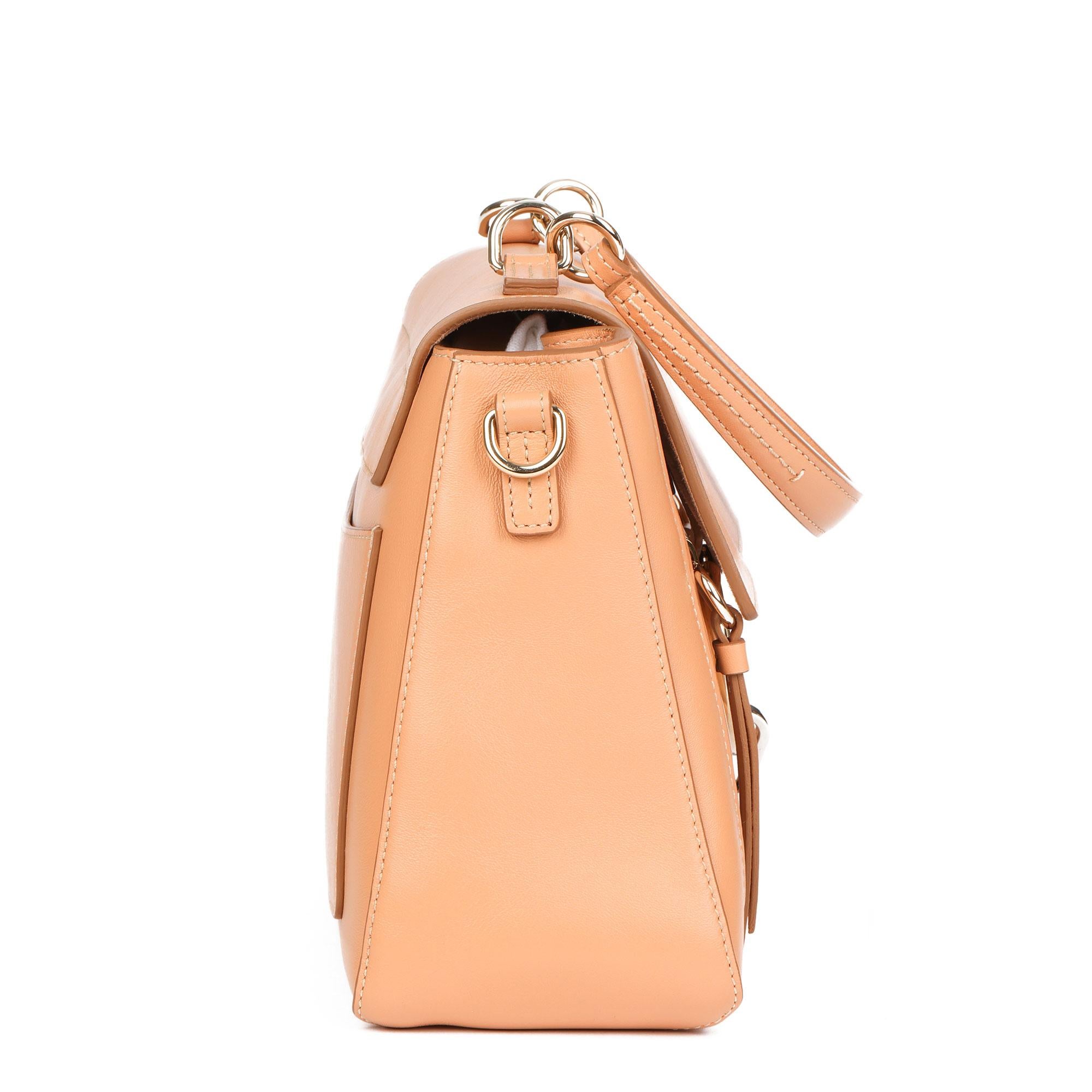 CHLOÉ
Peach Quilted Calfskin Leather & Suede Small Faye Day Bag

Xupes Reference: CB398
Serial Number: C0S05F
Age (Circa): 2021
Accompanied By: Chloé Dust Bag, Shoulder Strap, Care Booklets
Authenticity Details: Date Stamp (Made in Italy)
Gender: