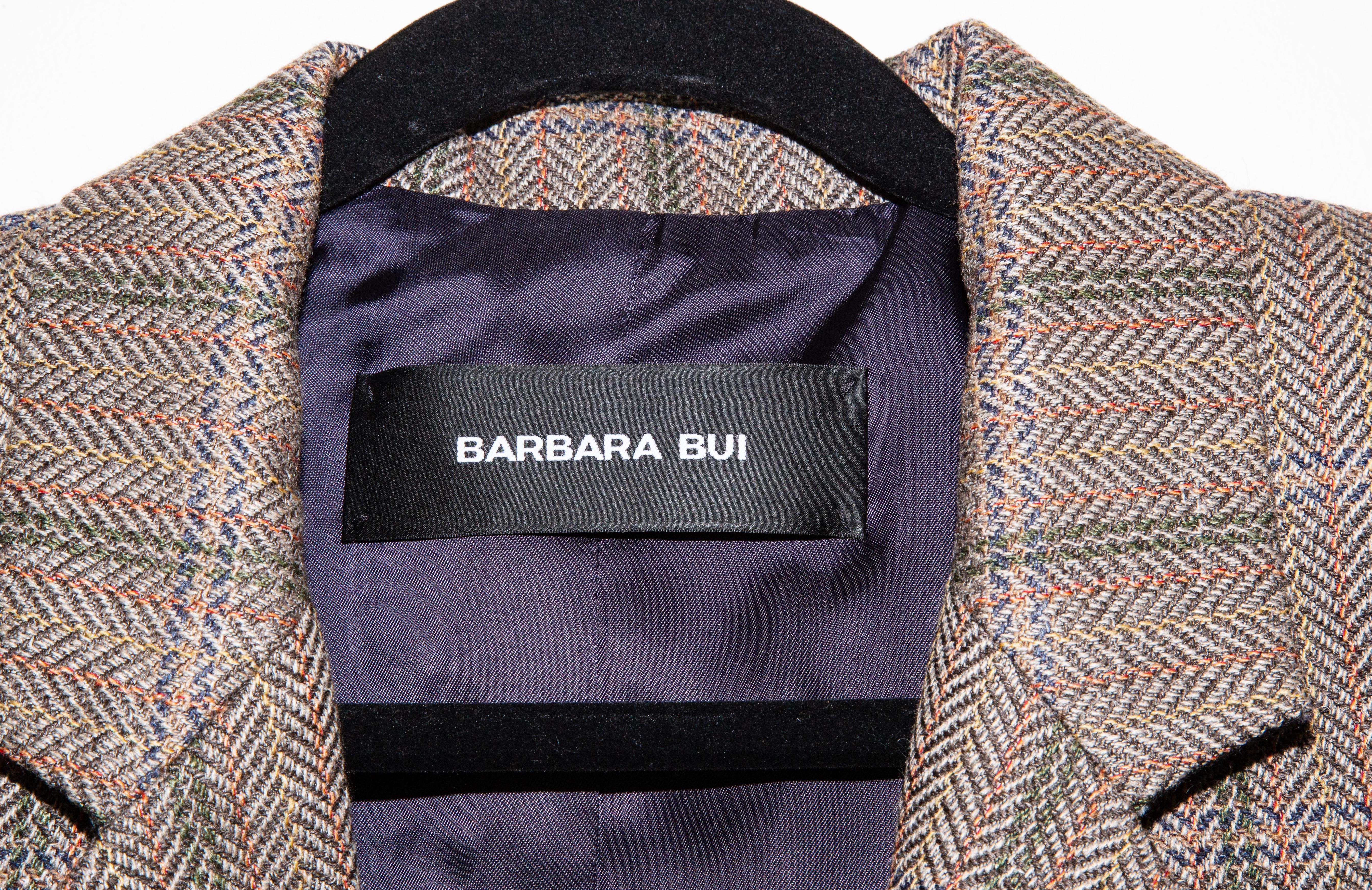 Une veste Barbara Bui en laine, soie et lin. Doublé de viscose. En parfait état. Taille italienne 44. Trueing.

Mesures
Longueur : 74 cm
Largeur des épaules : 43 cm
Poitrine : 50 cm
Longueur des manches : 64 cm