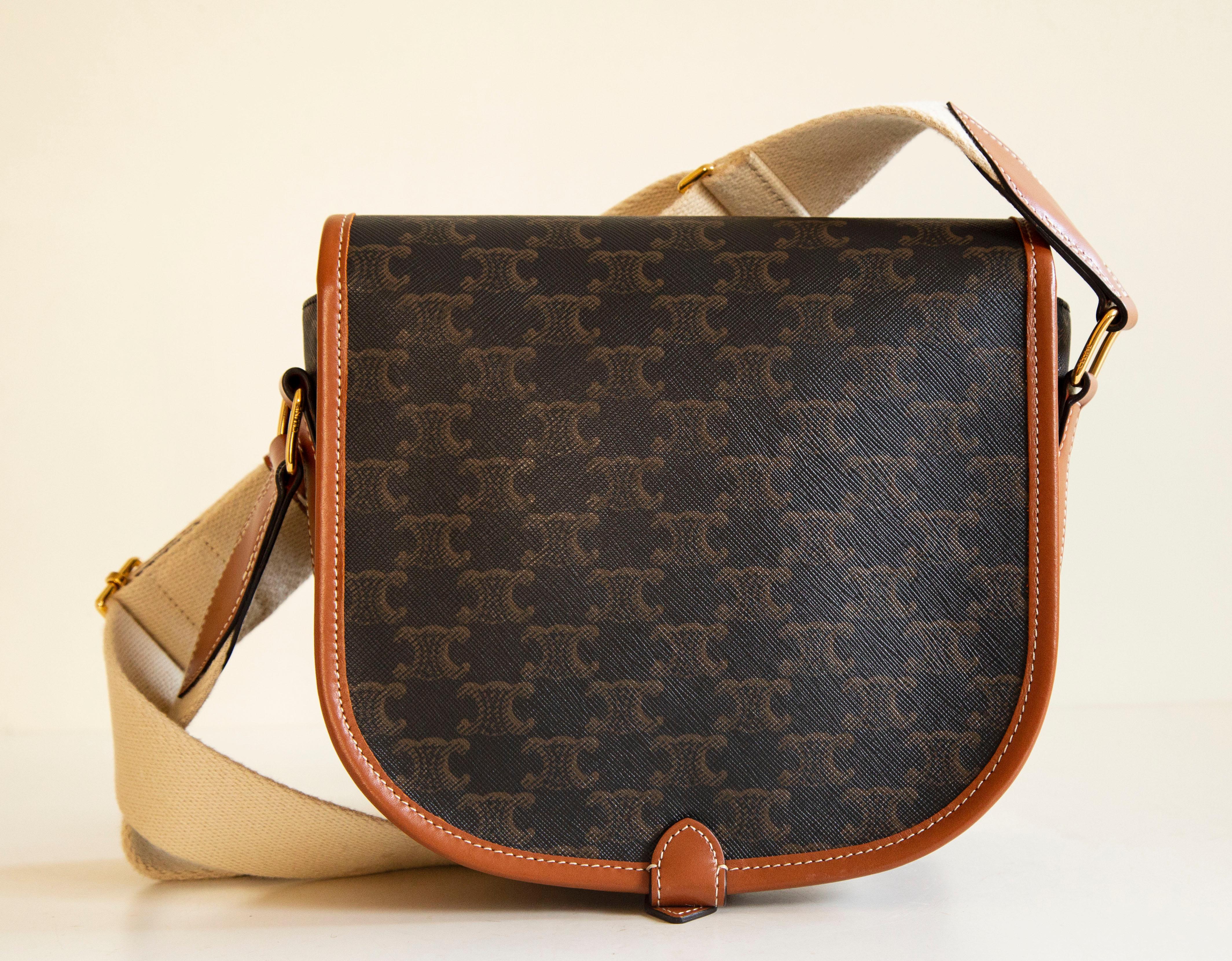 2020s Celine Large Folco Crossbody Bag in Triomphe Canvas and Calfskin In Excellent Condition For Sale In Arnhem, NL