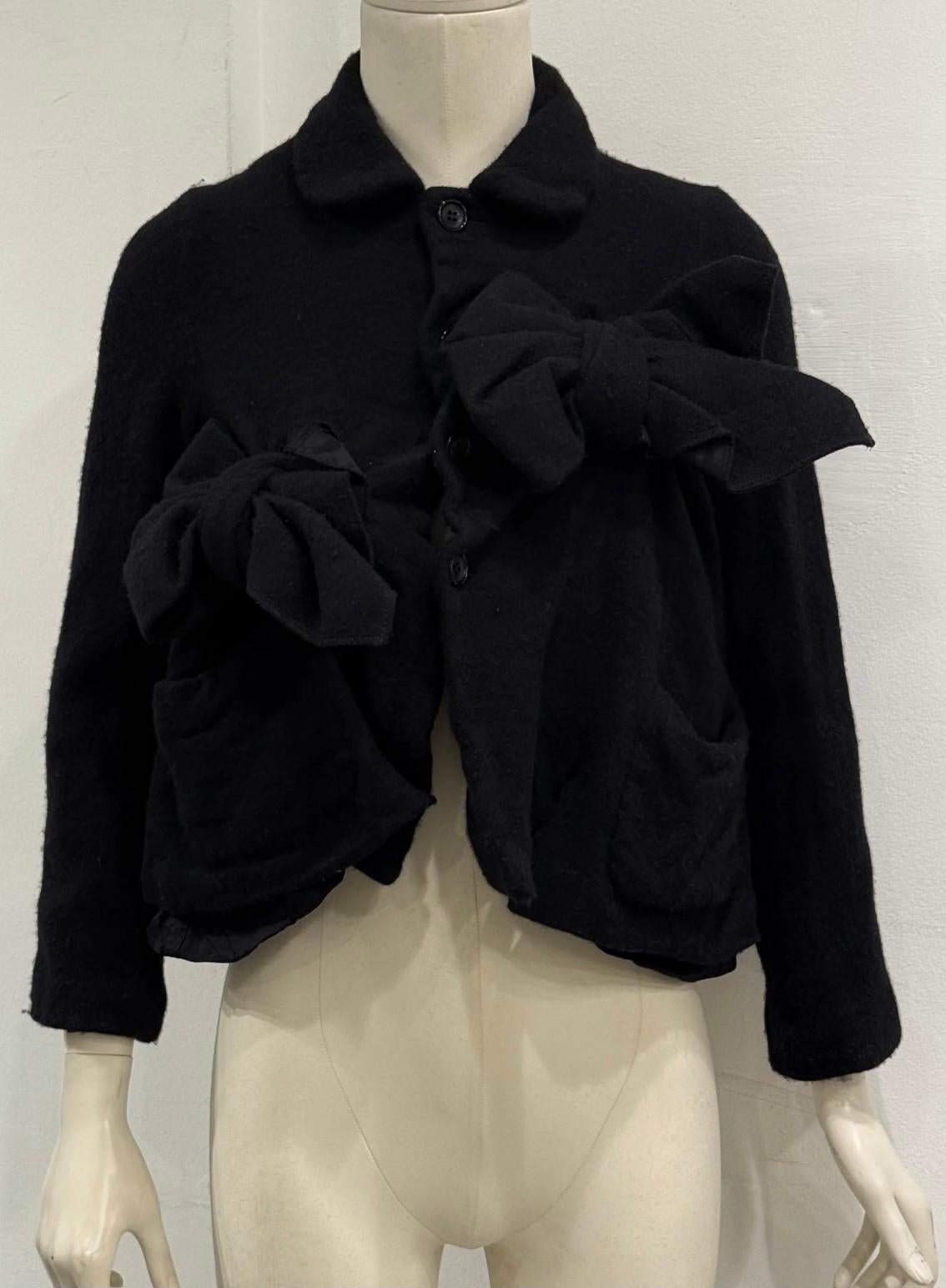 Chaqueta de nudos deconstruidos Comme des Garçons 2020s

Esta chaqueta Comme des Garçons de la década de 2020 presenta el icónico vocabulario deconstruido de la marca, con esculturas de tejido anudado integradas en el panel frontal. La estructura