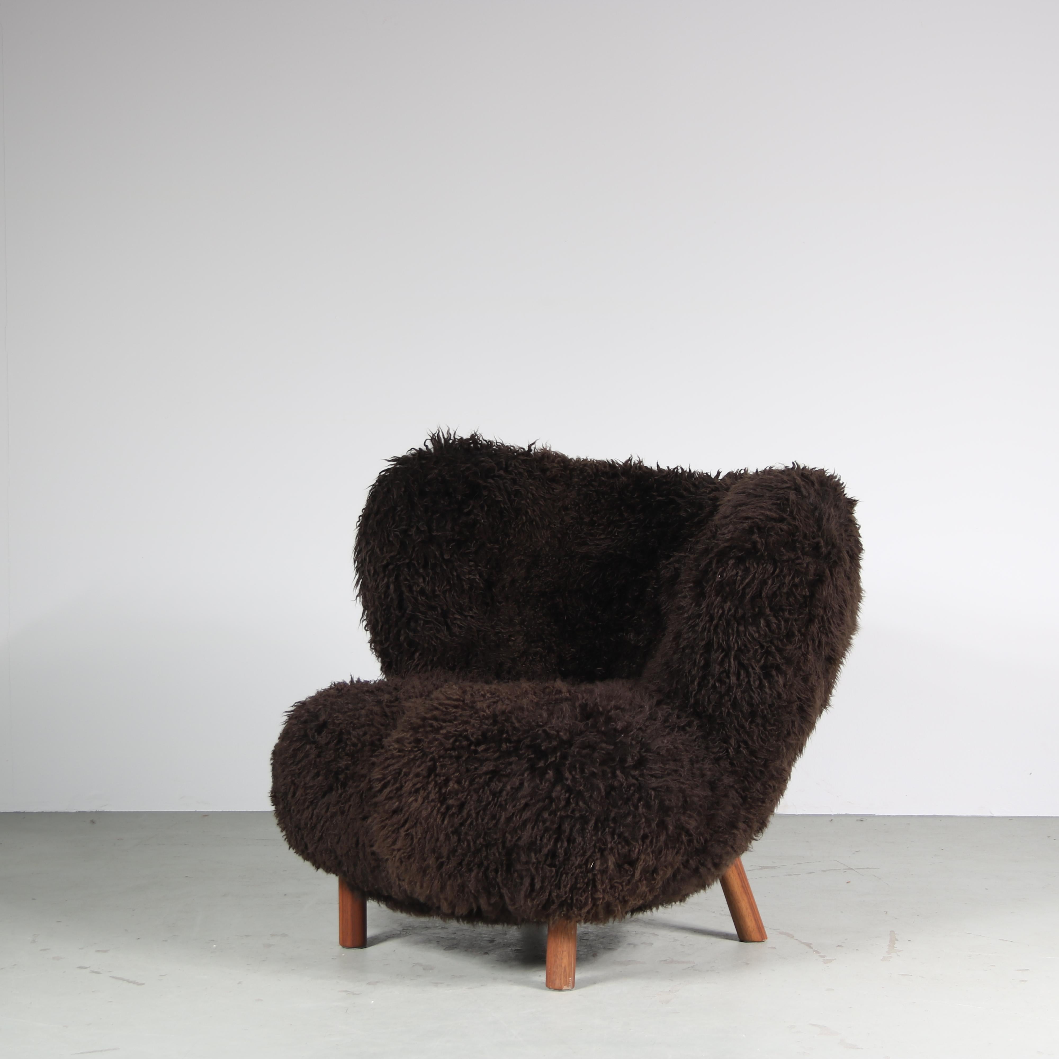 An eye-catching “Little Petra” chair, designed by Viggo Boesen in 1930 and manufactured by & Tradition in Denmark in the 2020s.

This elegant and most inviting chair is indeed as comfortable as it looks! The thick, dark brown sheepskin upholstery is