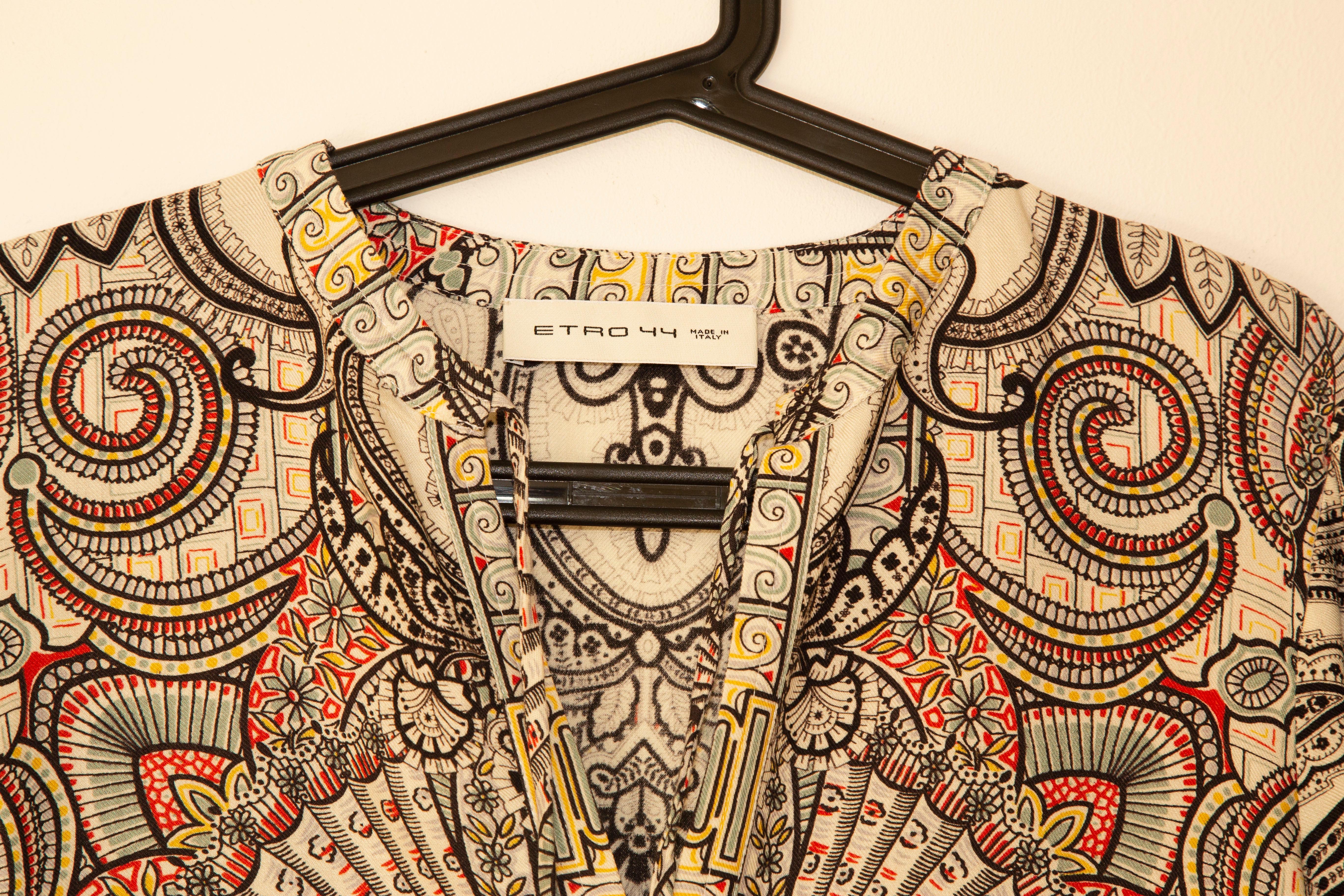 Une robe en laine et soie de ETRO. En parfait état. Italin taille 44, la coupe est fidèle à la taille. 

Mesures
Longueur : 95 cm
Largeur des épaules : 46 cm