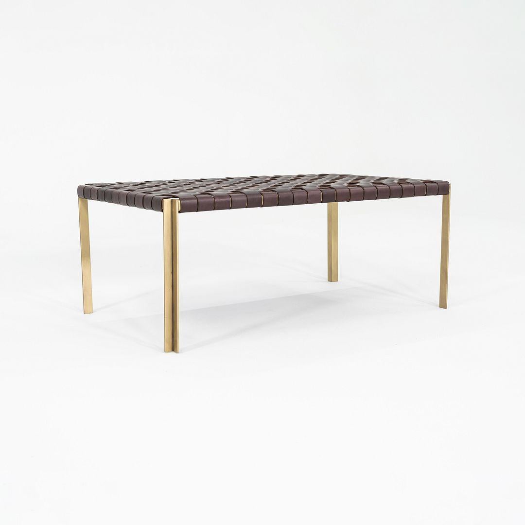 Il s'agit d'un petit banc tissé TG-18, conçu à l'origine par Katavolos, Littell et Kelley en 1952 dans le cadre de la Collection Laverne originale produite par Gratz Industries, anciennement connue sous le nom de Trietel-Gratz. Cet exemple