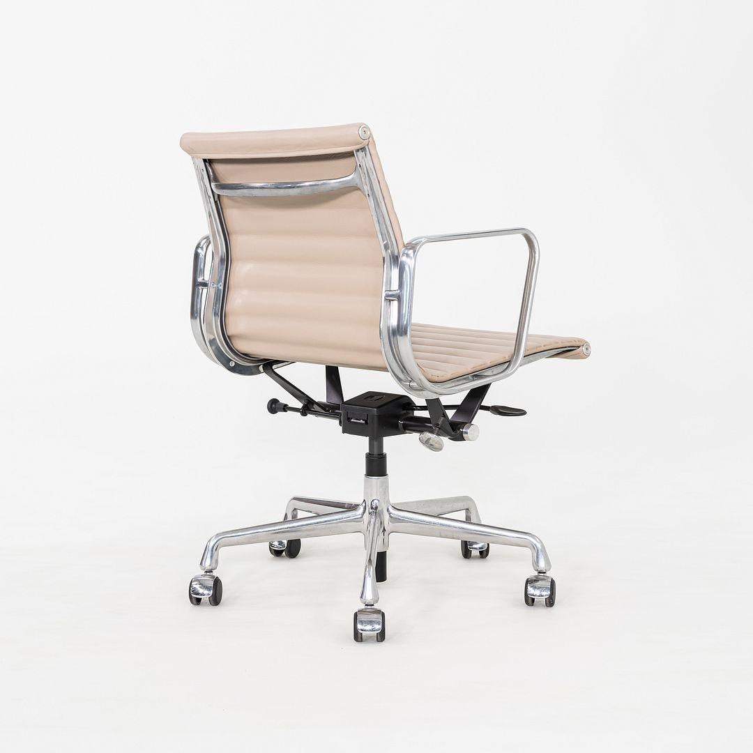 2020er Jahre Herman Miller Eames Aluminium Gruppe Management Schreibtischstuhl in Beige Leder im Angebot 4