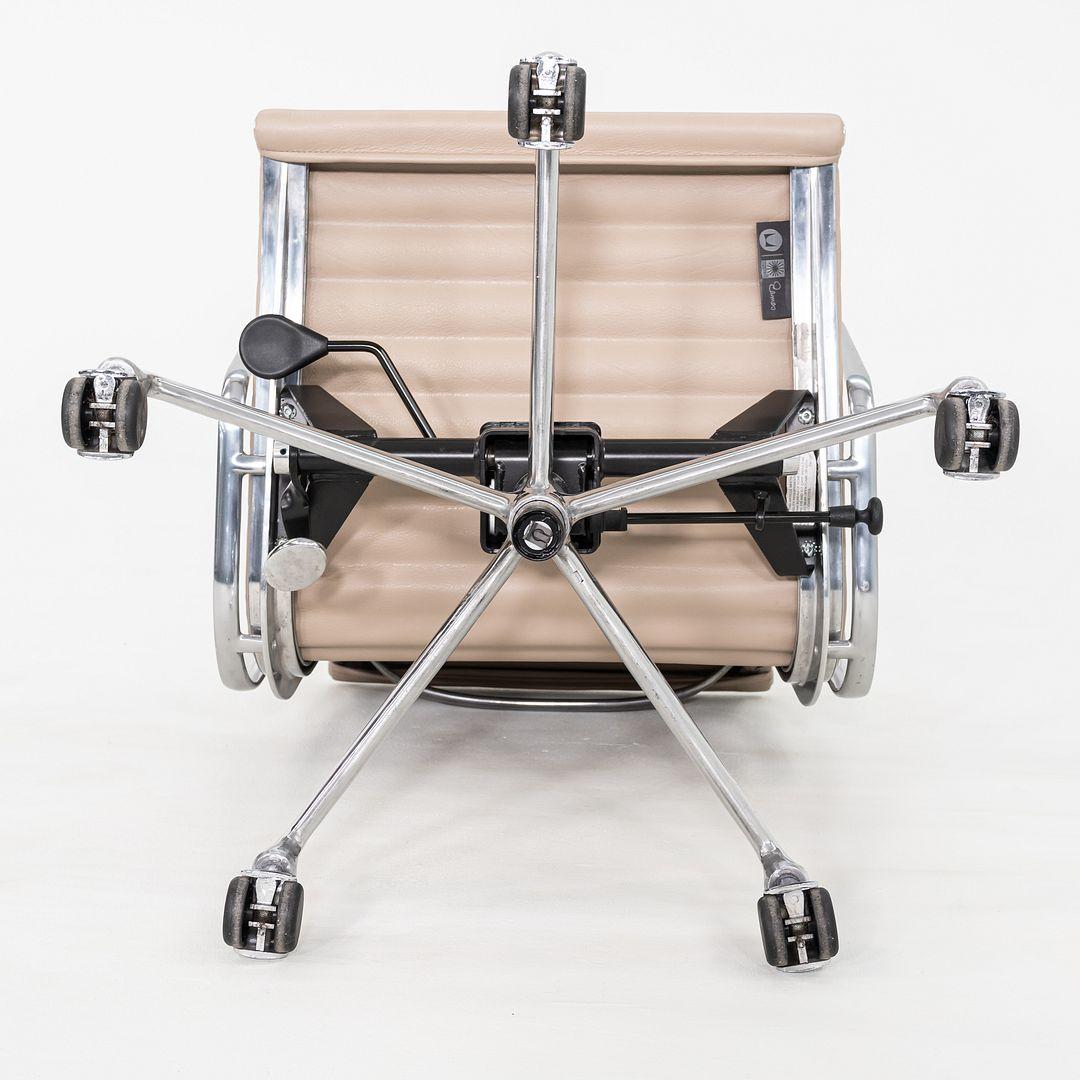 2020er Jahre Herman Miller Eames Aluminium Gruppe Management Schreibtischstuhl in Beige Leder im Angebot 6
