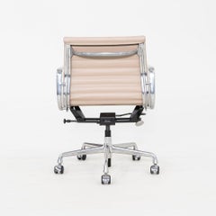 Sedia da scrivania Herman Miller Eames Group Management in alluminio e pelle beige degli anni 2020