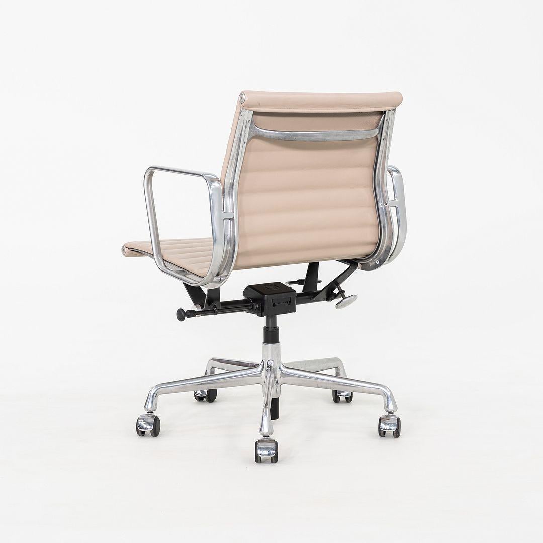 2020er Jahre Herman Miller Eames Aluminium Gruppe Management Schreibtischstuhl in Beige Leder (Moderne) im Angebot