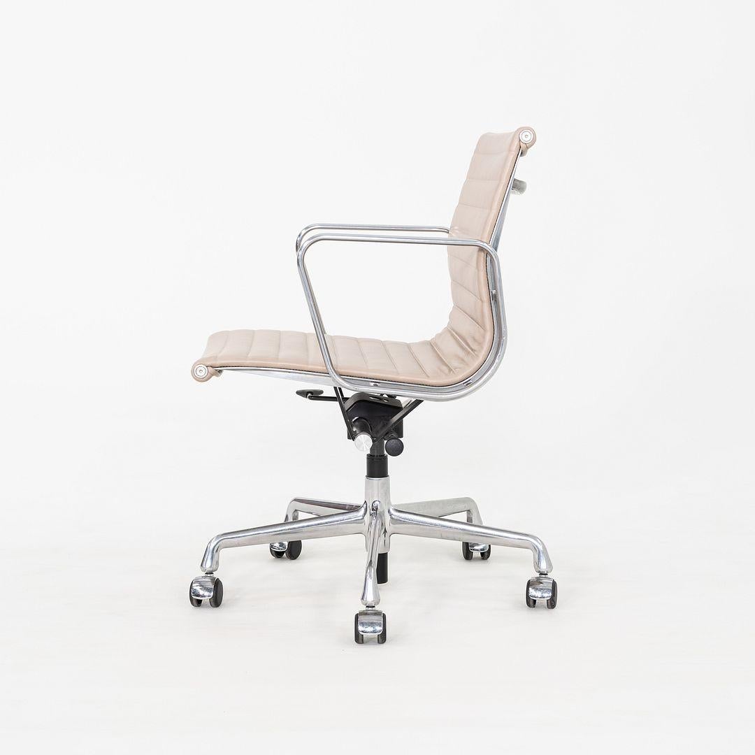 2020er Jahre Herman Miller Eames Aluminium Gruppe Management Schreibtischstuhl in Beige Leder (amerikanisch) im Angebot