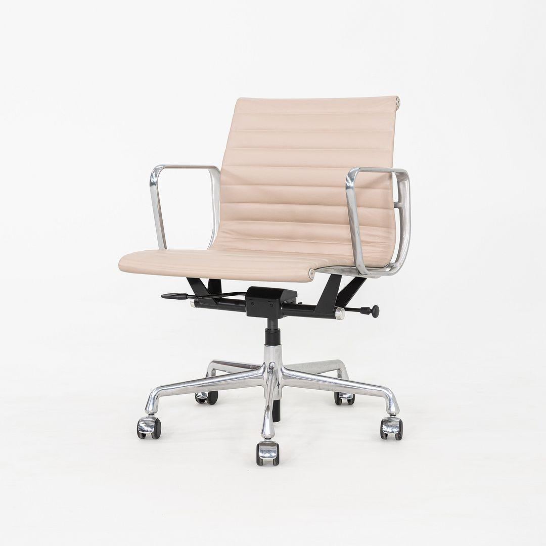 2020er Jahre Herman Miller Eames Aluminium Gruppe Management Schreibtischstuhl in Beige Leder im Zustand „Gut“ im Angebot in Philadelphia, PA