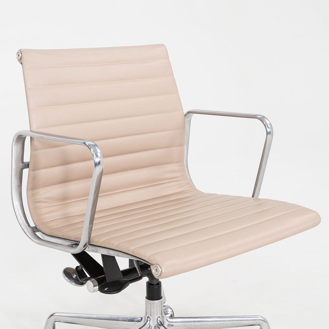 2020er Jahre Herman Miller Eames Aluminium Gruppe Management Schreibtischstuhl in Beige Leder (21. Jahrhundert und zeitgenössisch) im Angebot