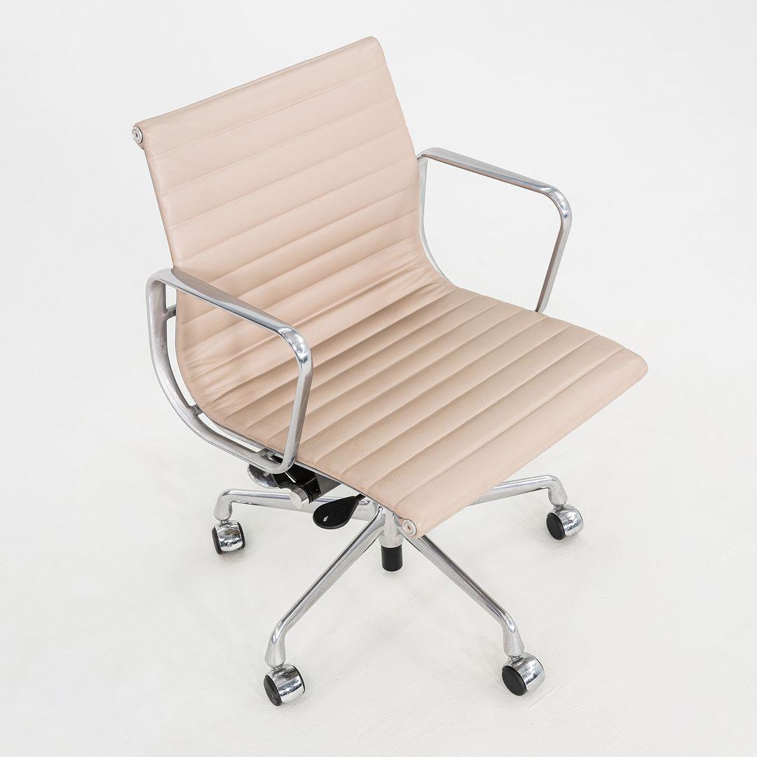 2020er Jahre Herman Miller Eames Aluminium Gruppe Management Schreibtischstuhl in Beige Leder im Angebot 1