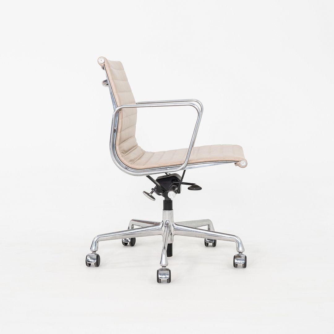 2020er Jahre Herman Miller Eames Aluminium Gruppe Management Schreibtischstuhl in Beige Leder im Angebot 3
