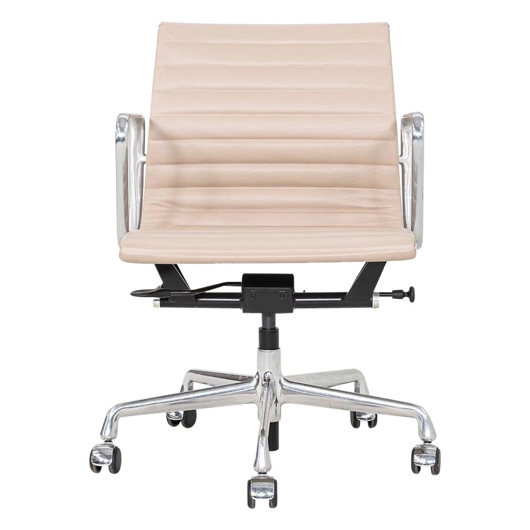 2020er Jahre Herman Miller Eames Aluminium Gruppe Management Schreibtischstuhl in Beige Leder im Angebot