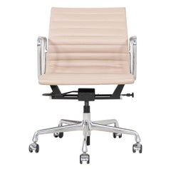 2020er Jahre Herman Miller Eames Aluminium Gruppe Management Schreibtischstuhl in Beige Leder