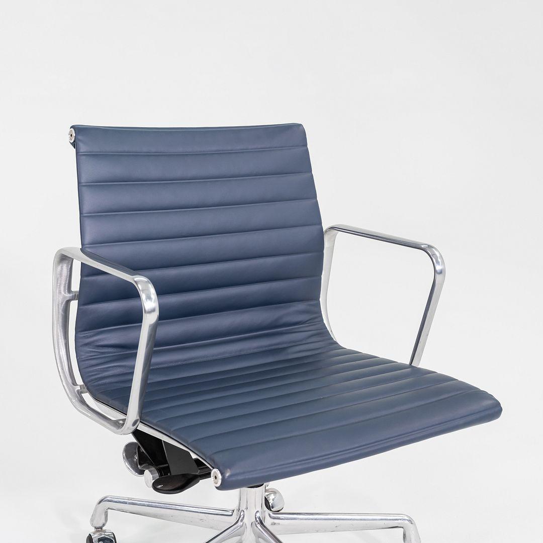 2020er Herman Miller Eames Aluminium Group Management-Schreibtischstuhl aus blauem Leder im Angebot 4