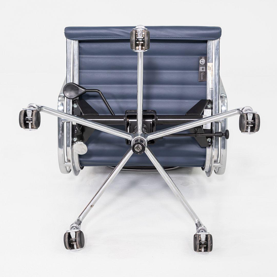2020er Herman Miller Eames Aluminium Group Management-Schreibtischstuhl aus blauem Leder im Angebot 5