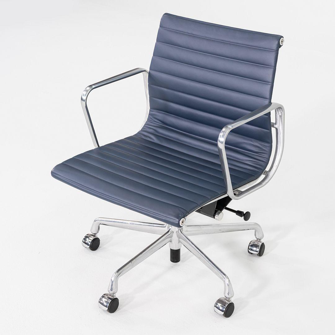 Dies ist ein Eames Aluminum Group Management Desk Chair, Modell EA335, ursprünglich entworfen von Charles und Ray Eames für Herman Miller im Jahr 1958. Dieses Exemplar stammt aus den 2020er Jahren. Das Design besteht aus einem soliden und dennoch