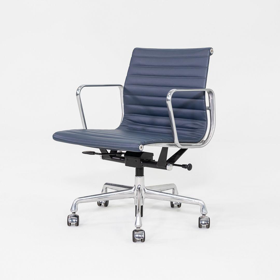 2020er Herman Miller Eames Aluminium Group Management-Schreibtischstuhl aus blauem Leder (Moderne) im Angebot