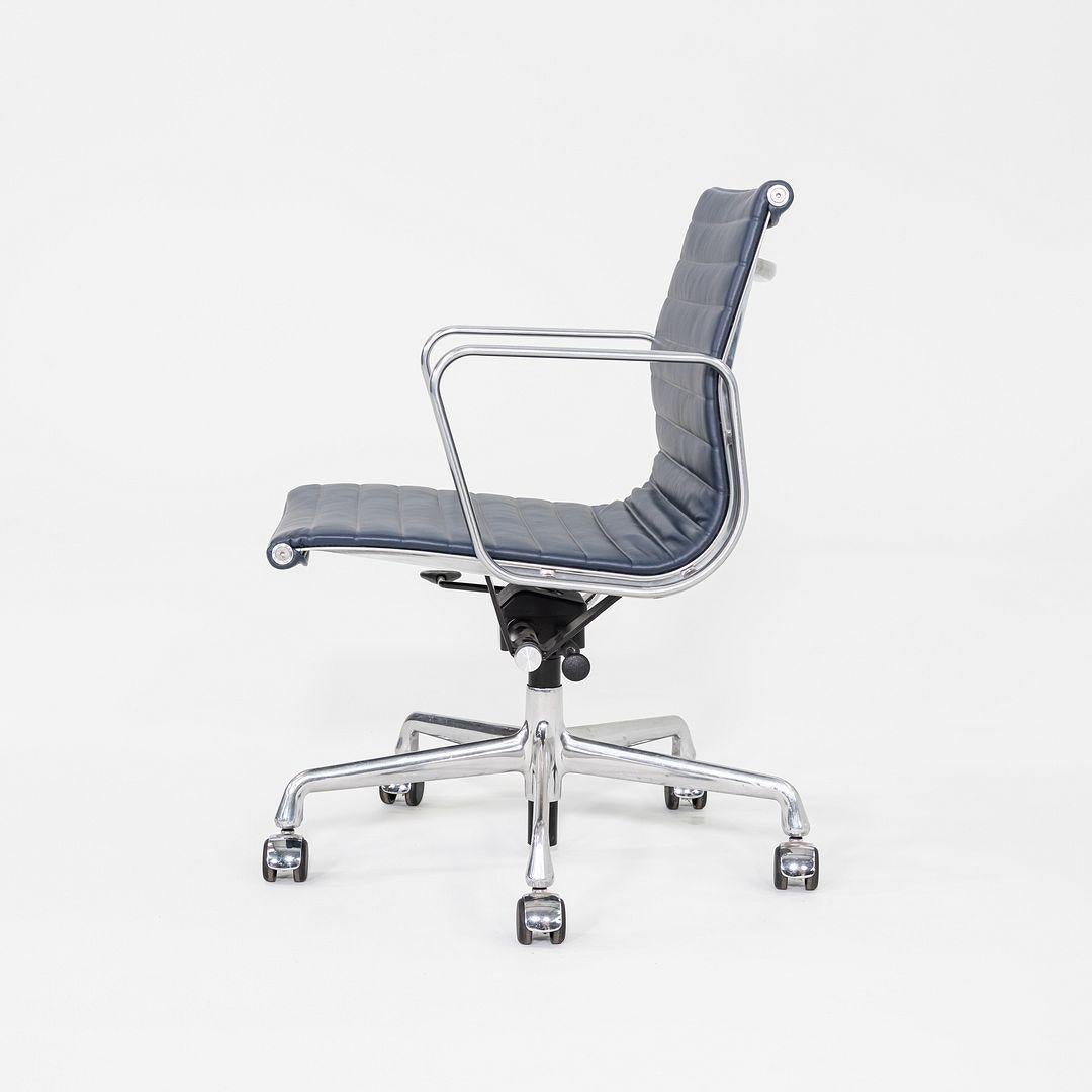 2020er Herman Miller Eames Aluminium Group Management-Schreibtischstuhl aus blauem Leder (amerikanisch) im Angebot