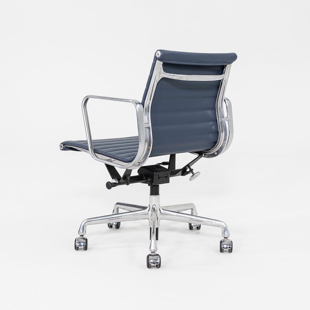 2020er Herman Miller Eames Aluminium Group Management-Schreibtischstuhl aus blauem Leder im Zustand „Gut“ im Angebot in Philadelphia, PA