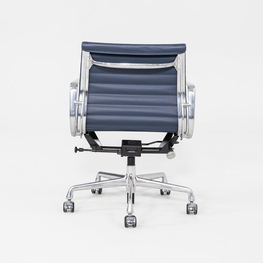 2020er Herman Miller Eames Aluminium Group Management-Schreibtischstuhl aus blauem Leder (21. Jahrhundert und zeitgenössisch) im Angebot