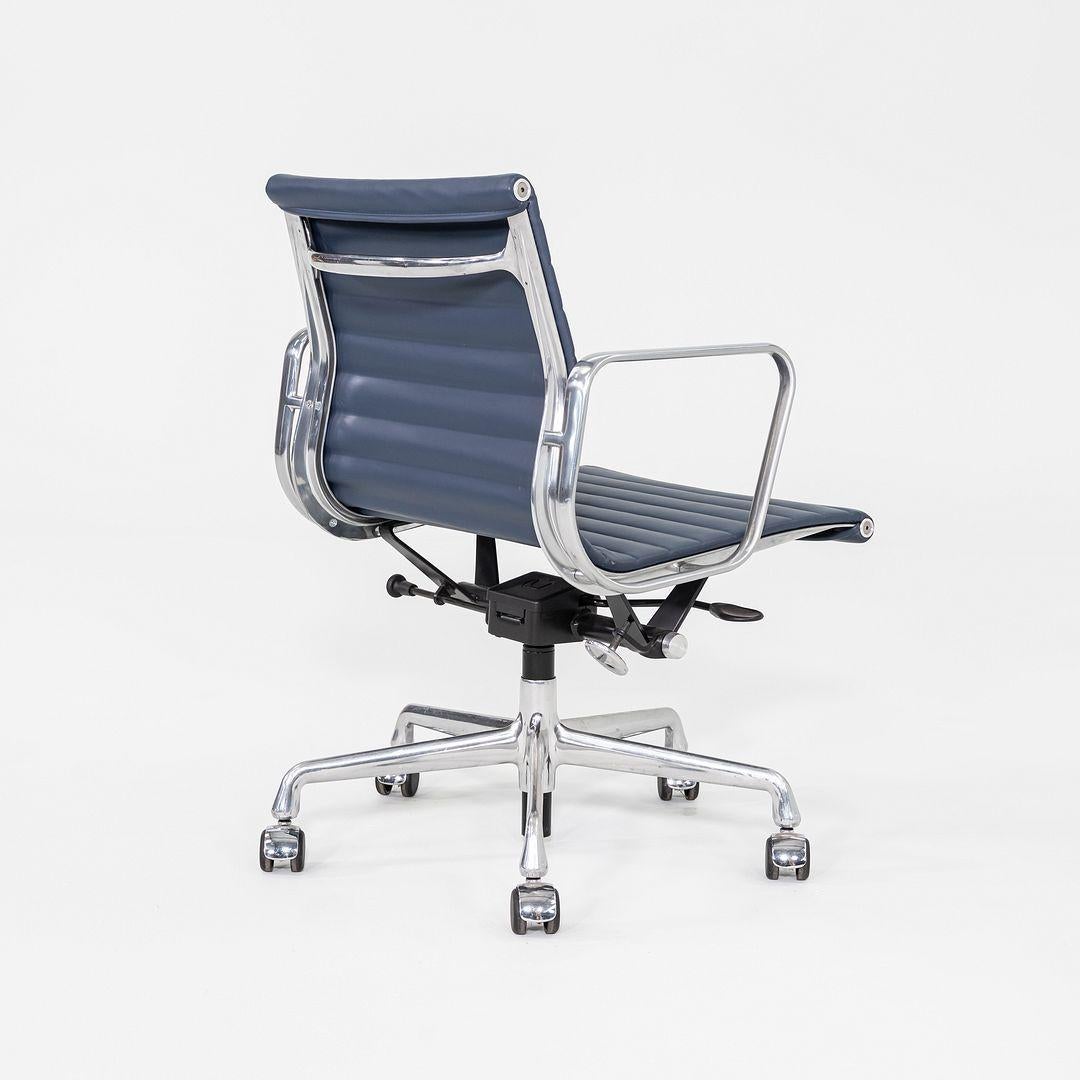 2020er Herman Miller Eames Aluminium Group Management-Schreibtischstuhl aus blauem Leder im Angebot 1